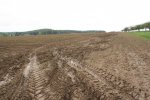 Polím škodí i nadměrně těžká zemědělská technika. Ta způsobuje tzv. utužení půd. Voda po takové půdě odtéká a nedostává se do podzemních vod. Utužením půd je ohroženo až 40 procent půdy v ČR. Na fotografii je obdělávání pozemků zamokra na Žďársku.